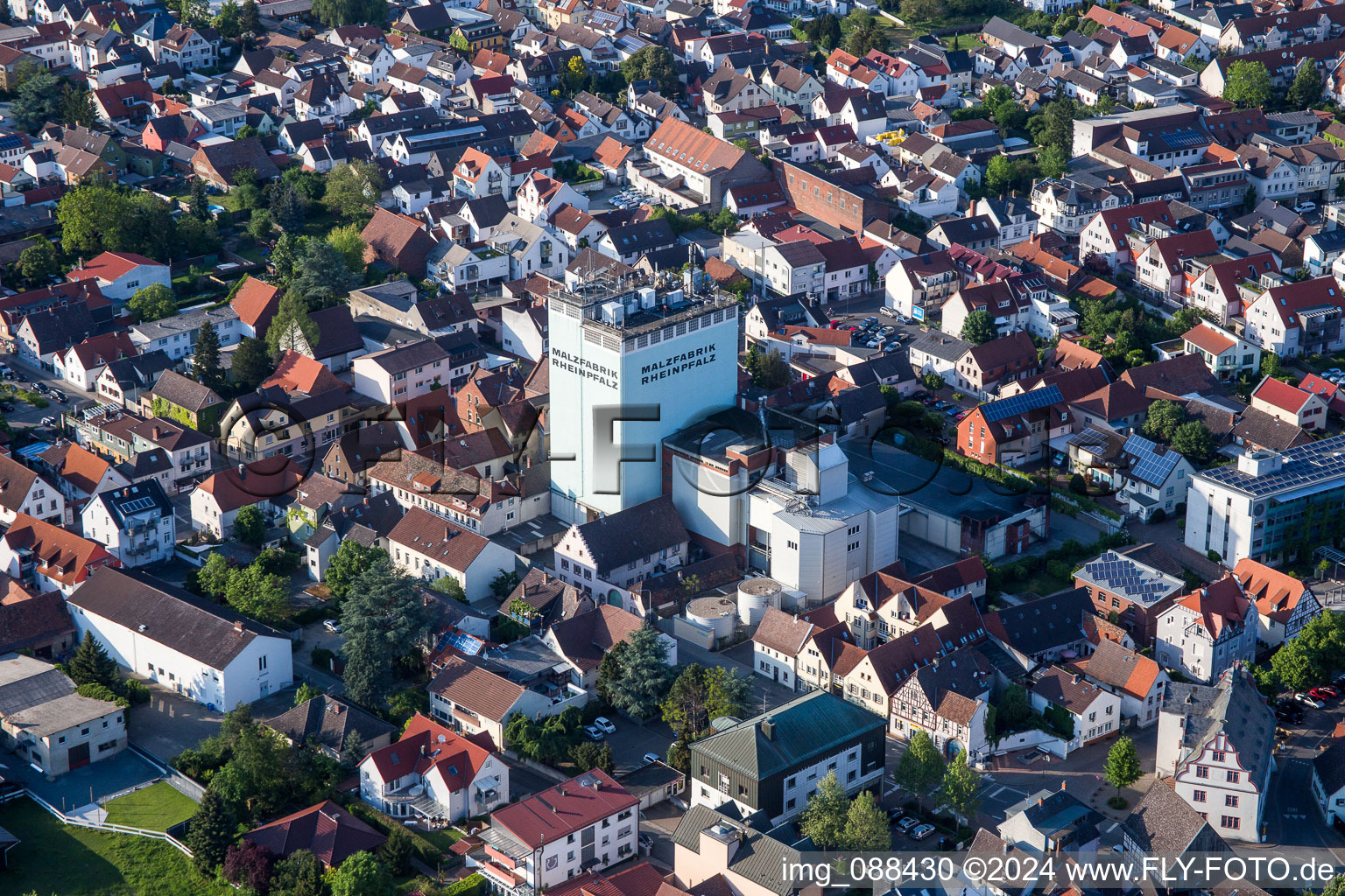 Luftaufnahme von Stadtansicht vom Innenstadtbereich in Pfungstadt im Bundesland Hessen, Deutschland