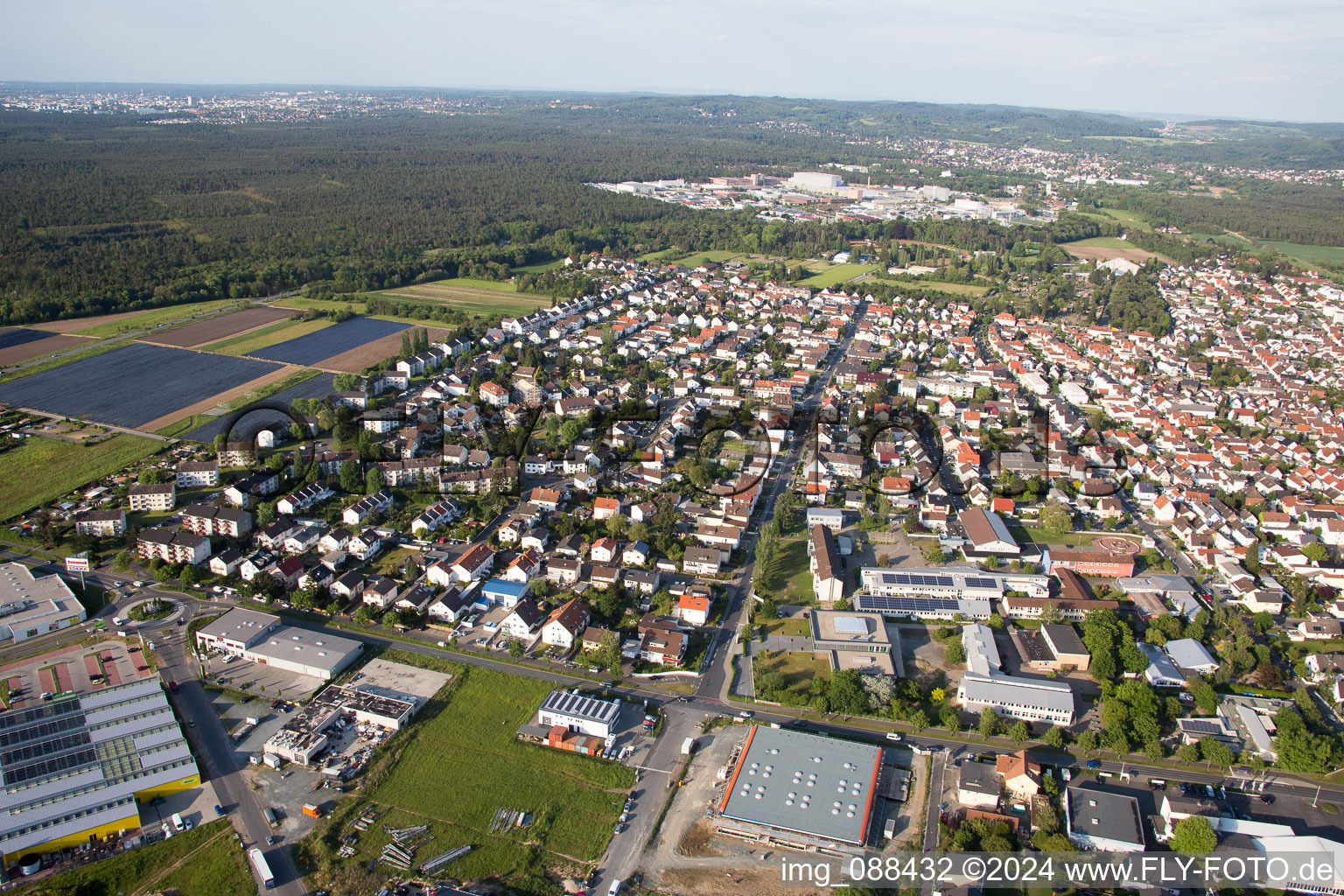 Schrägluftbild von Stadtansicht vom Innenstadtbereich in Pfungstadt im Bundesland Hessen, Deutschland
