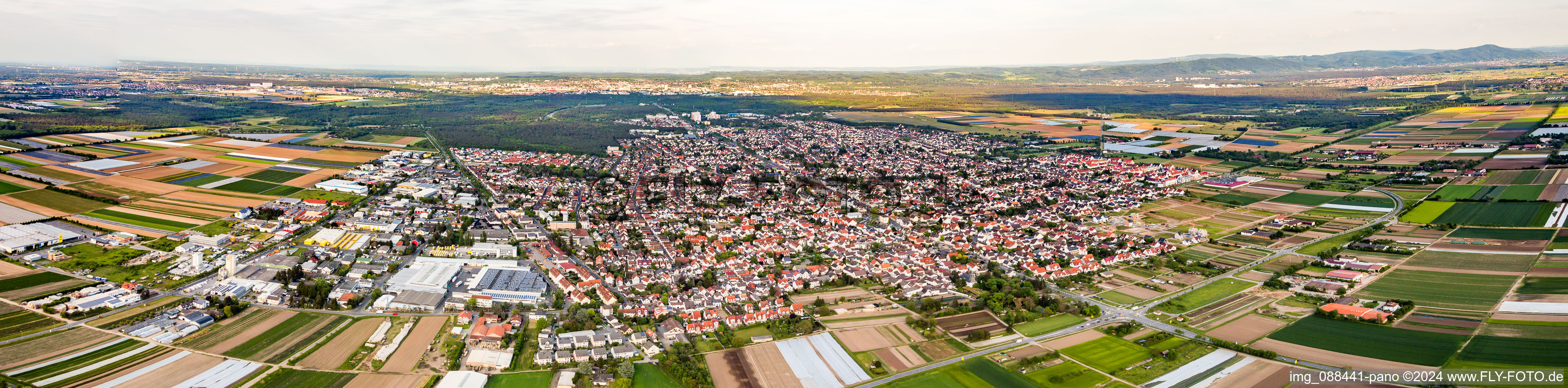 Panorama Perspektive der Ortsansicht der Straßen und Häuser der Wohngebiete in Griesheim im Bundesland Hessen, Deutschland