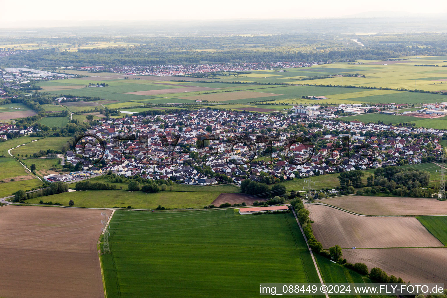 Dorf - Ansicht am Rande von landwirtschaftlichen Feldern und Nutzflächen in Wolfskehlen im Bundesland Hessen, Deutschland