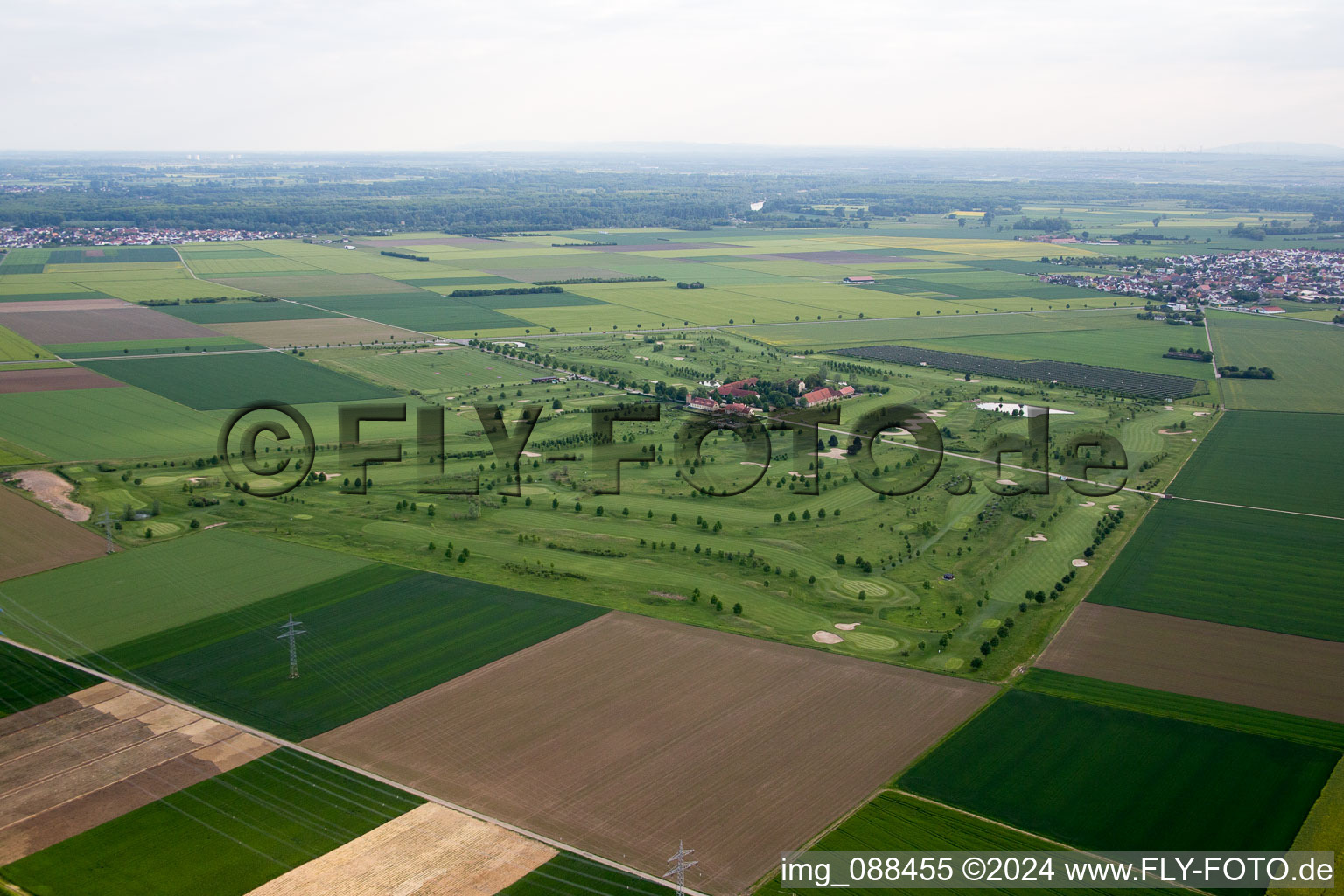 Gelände des Golfplatz Kiawah-Golf-Park Landgut Hof Hayna im Ortsteil Leeheim in Riedstadt im Bundesland Hessen, Deutschland