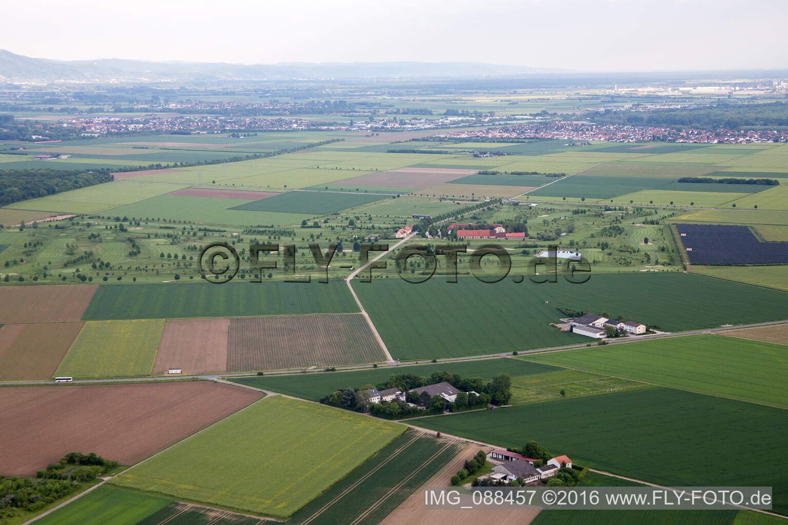 Luftaufnahme von Gelände des Golfplatz Kiawah-Golf-Park Landgut Hof Hayna im Ortsteil Leeheim in Riedstadt im Bundesland Hessen, Deutschland