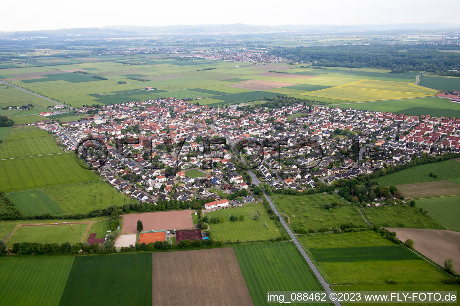 Schrägluftbild von Leeheim im Bundesland Hessen, Deutschland