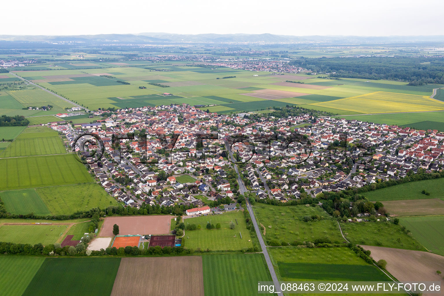 Luftbild von Dorf - Ansicht am Rande von landwirtschaftlichen Feldern und Nutzflächen im Ortsteil Leeheim in Riedstadt im Bundesland Hessen, Deutschland