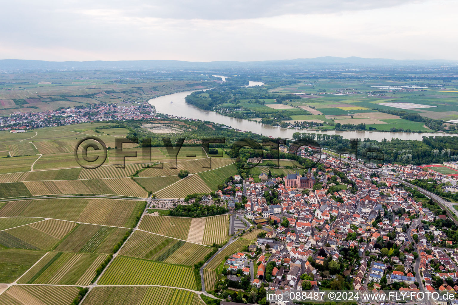 Ortschaft mit Katharinenkirche und Burg Landskron an den Fluss- Uferbereichen des Rhein in Oppenheim im Bundesland Rheinland-Pfalz, Deutschland