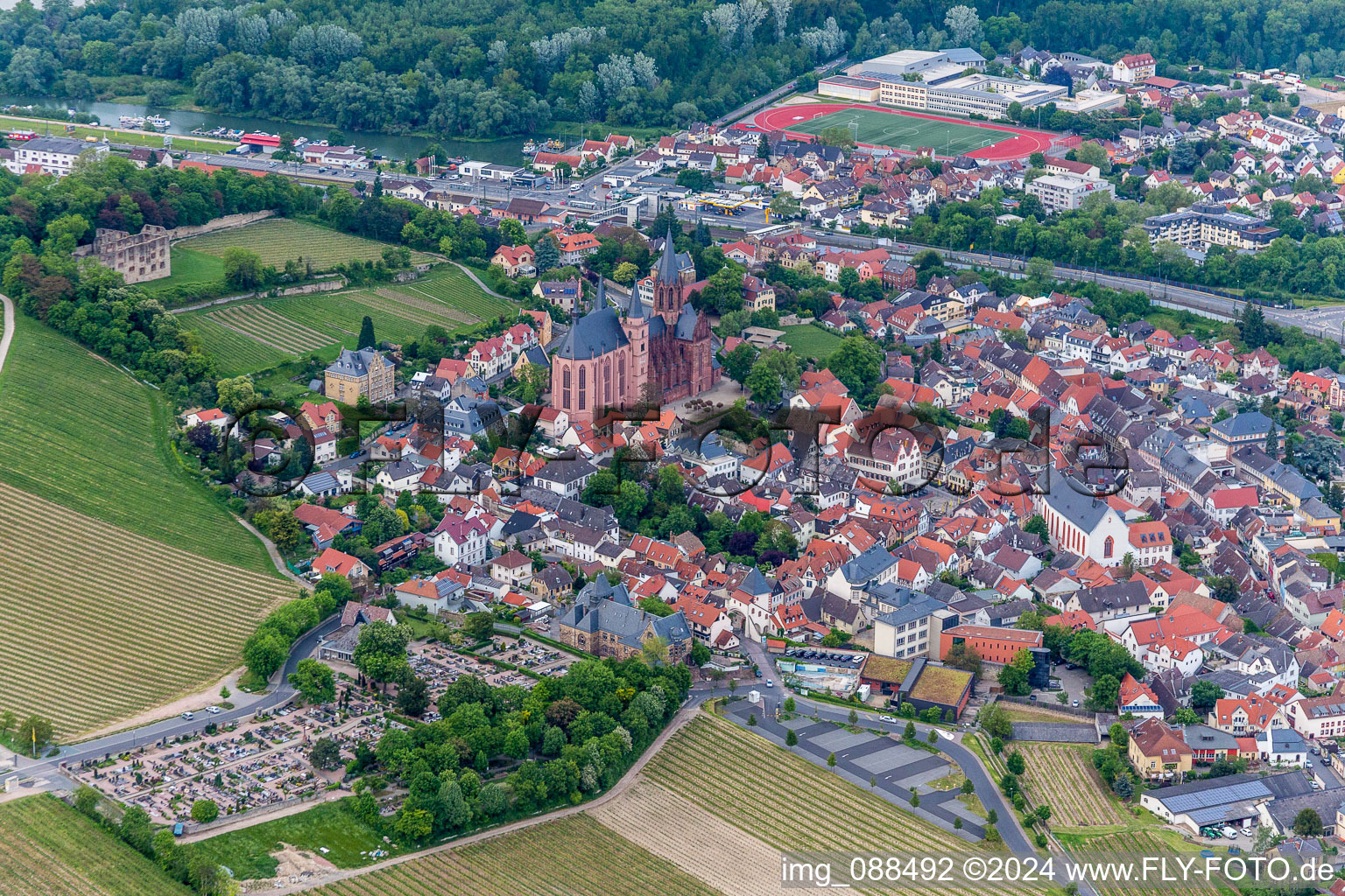 Ortschaft mit Katharinenkirche und Burg Landskron in Oppenheim im Bundesland Rheinland-Pfalz, Deutschland