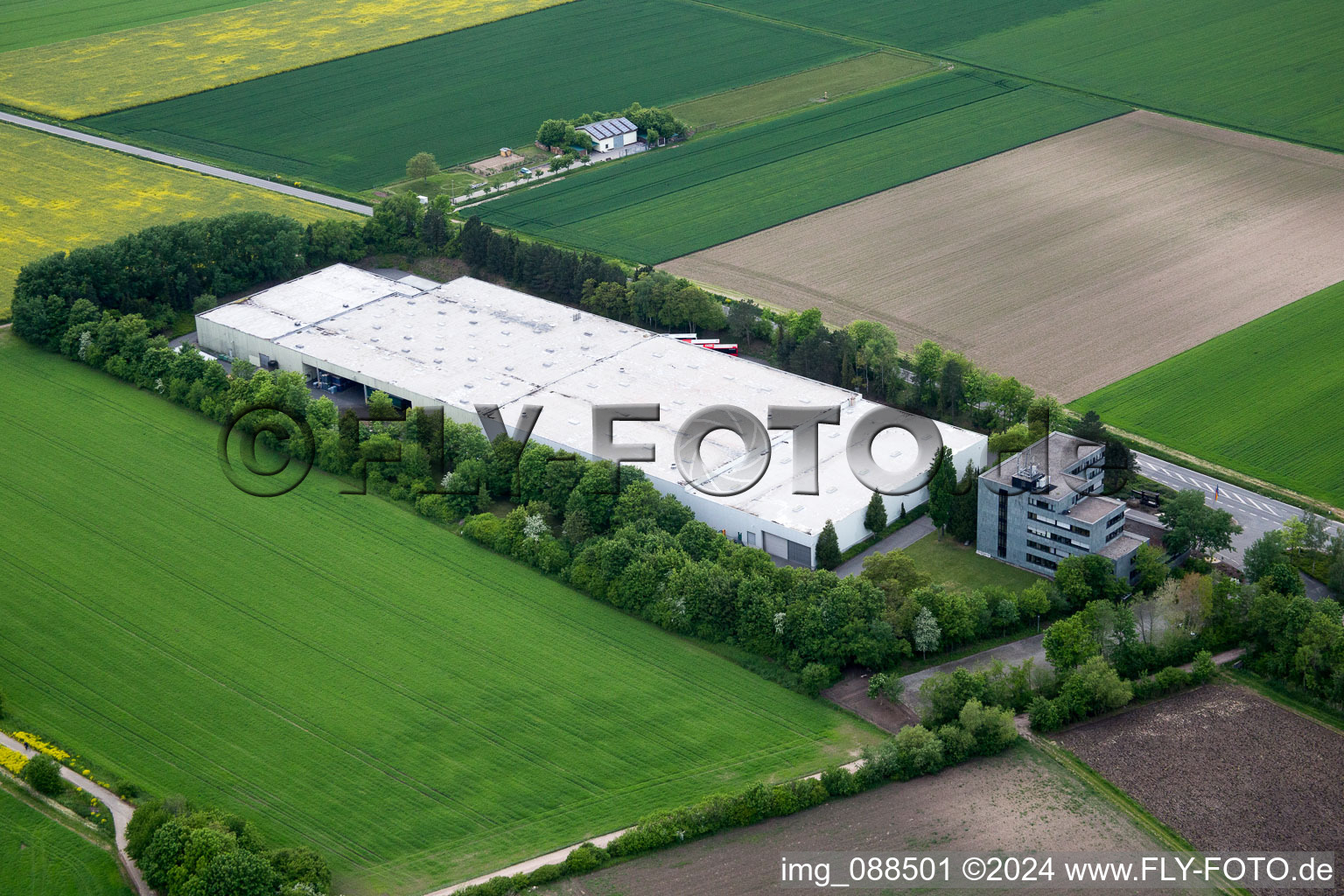 Gebäudekomplex und Logistikzentrum auf dem Gelände der Vinotours GmbH in Dexheim im Bundesland Rheinland-Pfalz, Deutschland
