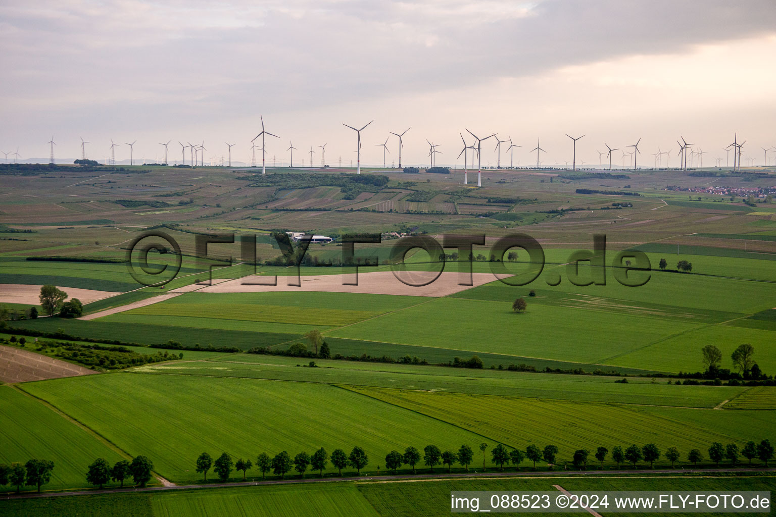 Windenergieanlagen ( WEA ) - Windpark- auf einem Hügel in Gau-Odernheim im Bundesland Rheinland-Pfalz, Deutschland
