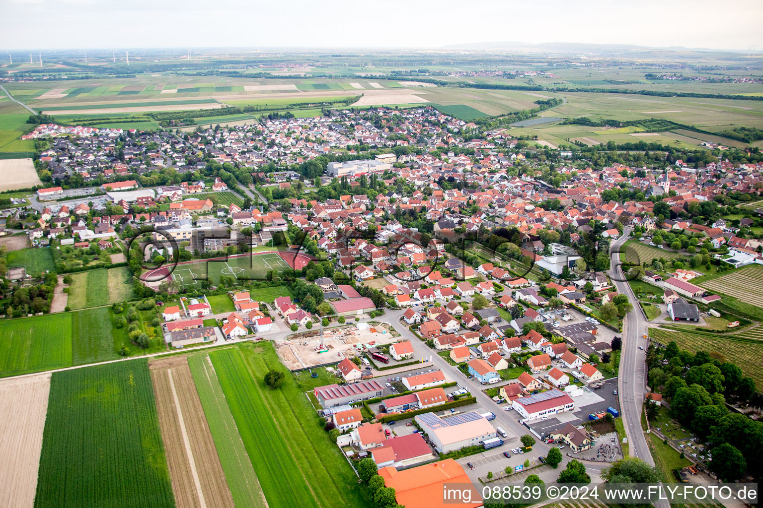 Ortsansicht der Straßen und Häuser der Wohngebiete in Westhofen im Bundesland Rheinland-Pfalz, Deutschland