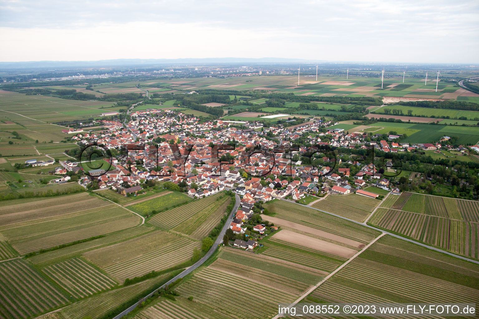 Schrägluftbild von Ortsteil Abenheim in Worms im Bundesland Rheinland-Pfalz, Deutschland