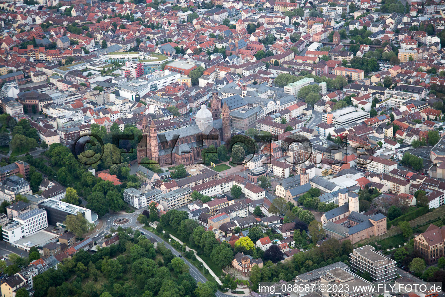 Luftbild von Kaiser-Dom St. Peter in Worms im Bundesland Rheinland-Pfalz, Deutschland