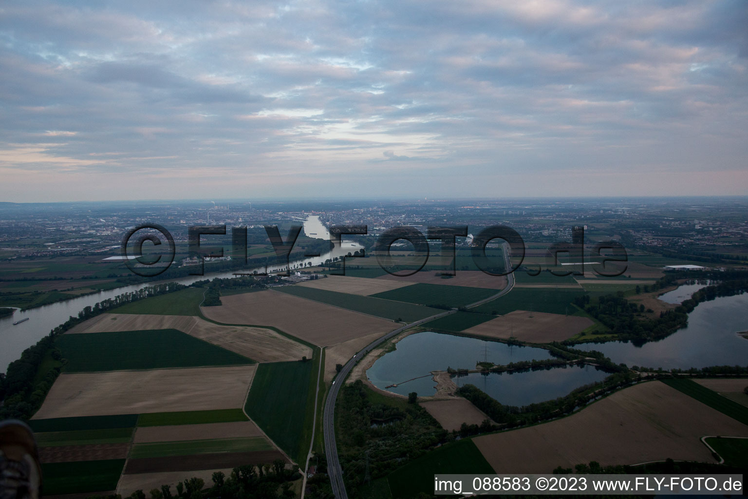 Luftbild von Silbersee im Ortsteil Roxheim in Bobenheim-Roxheim im Bundesland Rheinland-Pfalz, Deutschland