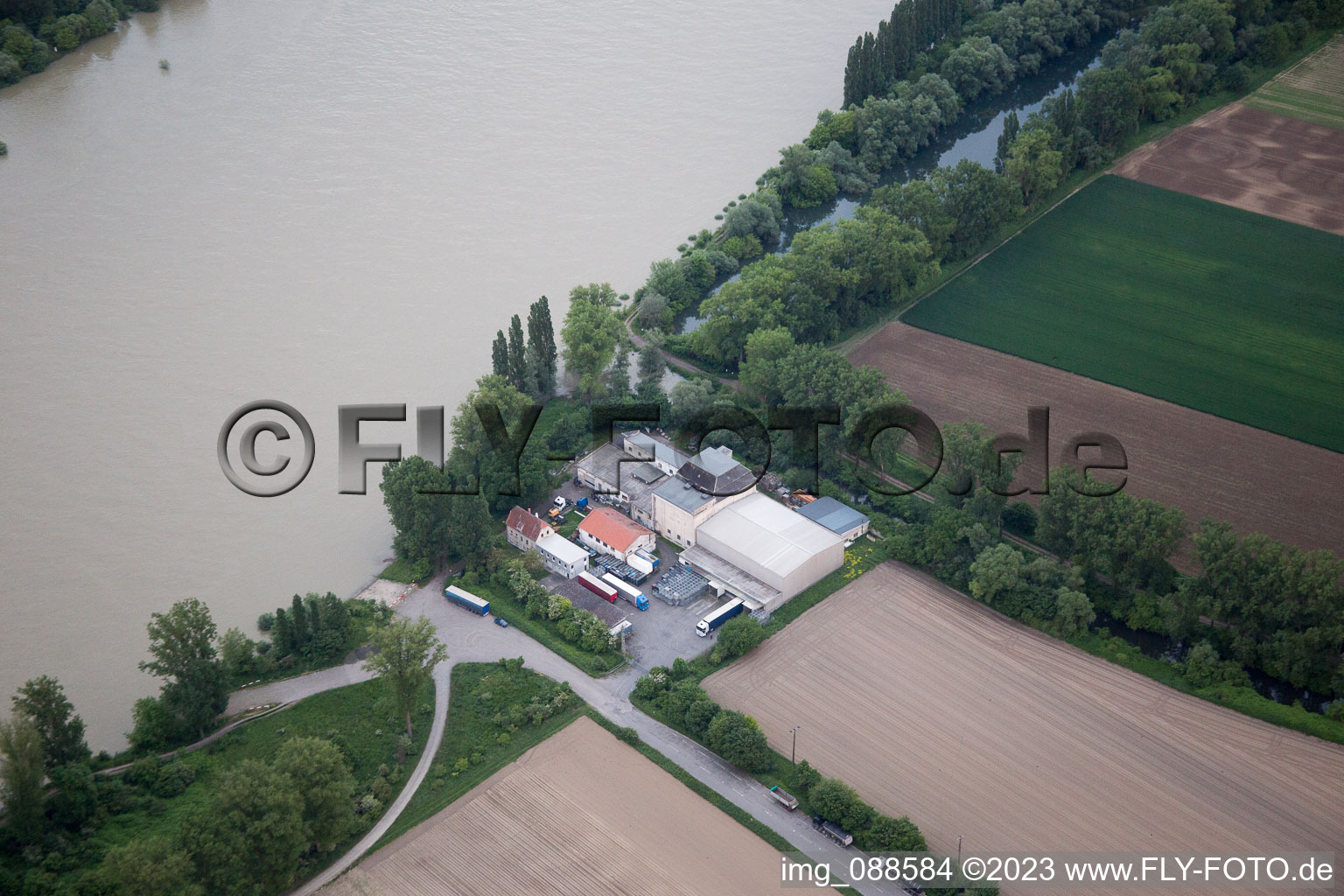 Luftbild von Spedition am Rhein in Worms im Bundesland Rheinland-Pfalz, Deutschland