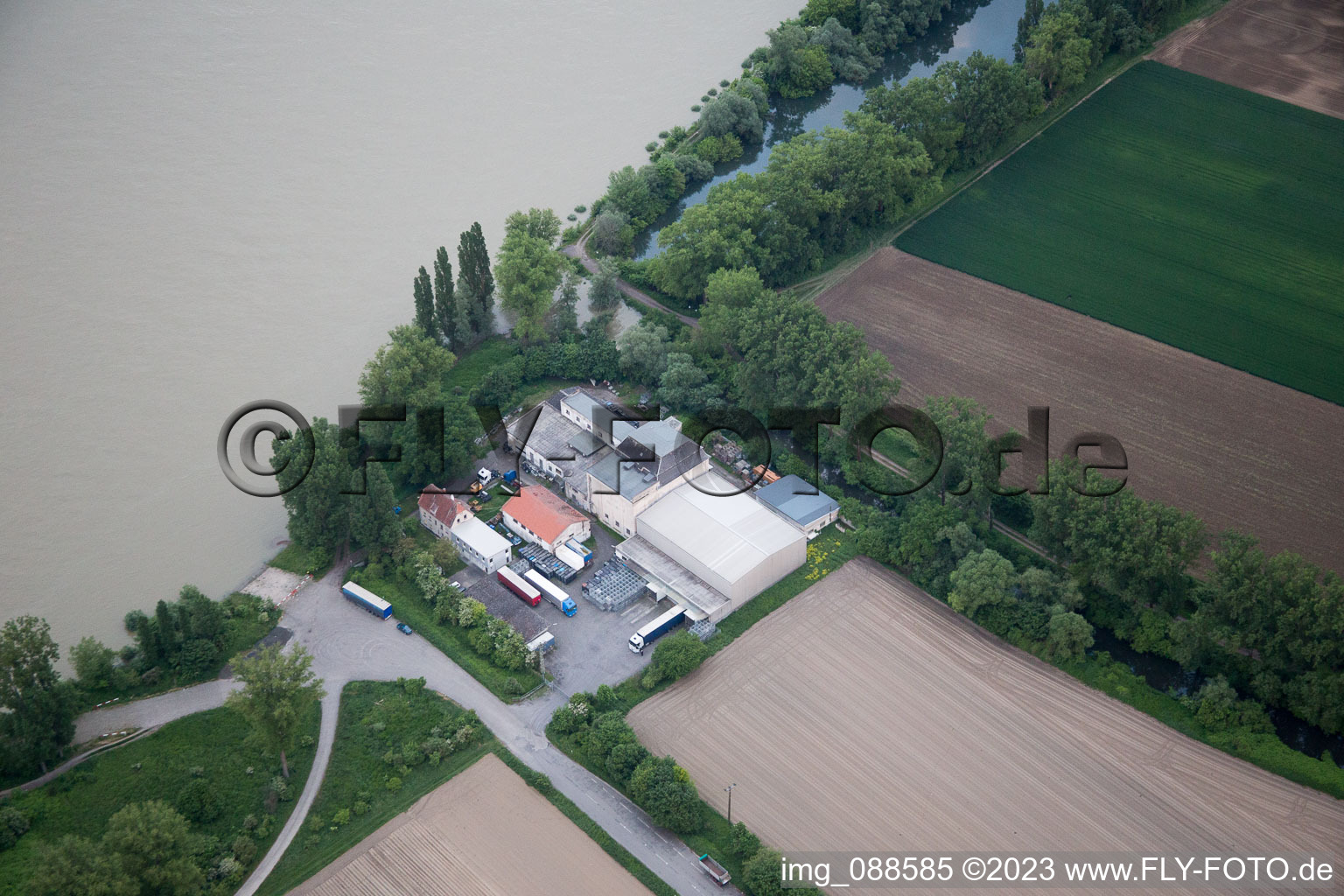 Luftaufnahme von Spedition am Rhein in Worms im Bundesland Rheinland-Pfalz, Deutschland