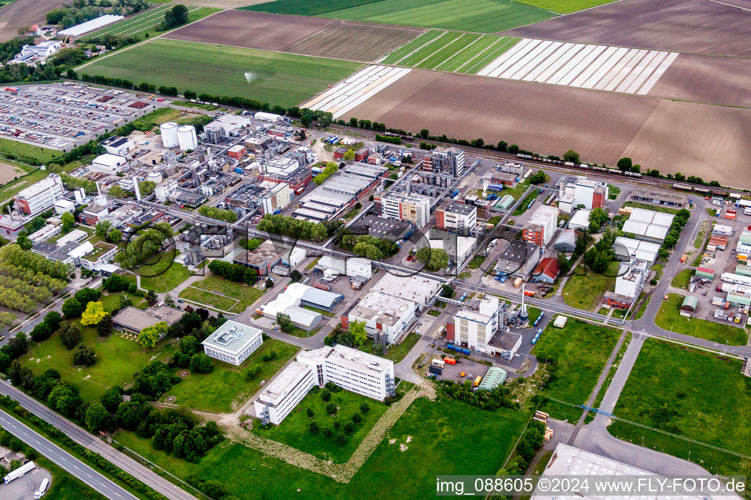 Gebäude und Produktionshallen auf dem Werksgelände des Chemieproduzenten BASF Lampertheim GmbH in Lampertheim im Bundesland Hessen, Deutschland