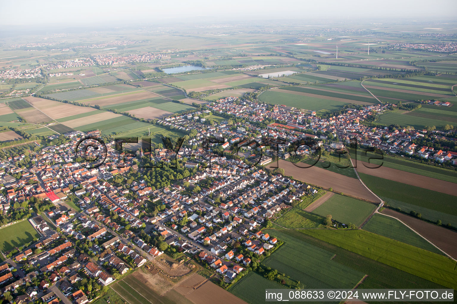 Dorf - Ansicht am Rande von landwirtschaftlichen Feldern und Nutzflächen im Ortsteil Flomersheim in Frankenthal (Pfalz) im Bundesland Rheinland-Pfalz, Deutschland