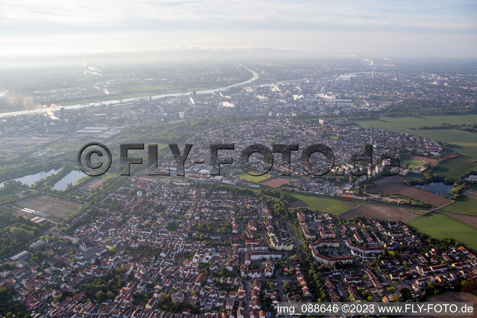 Luftaufnahme von Ortsteil Edigheim in Ludwigshafen am Rhein im Bundesland Rheinland-Pfalz, Deutschland
