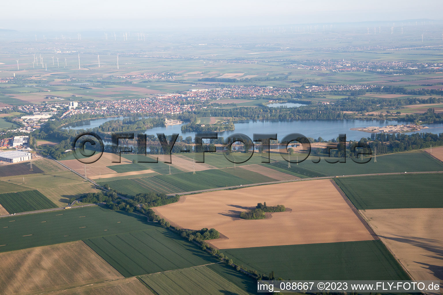 Petersau im Bundesland Rheinland-Pfalz, Deutschland von der Drohne aus gesehen