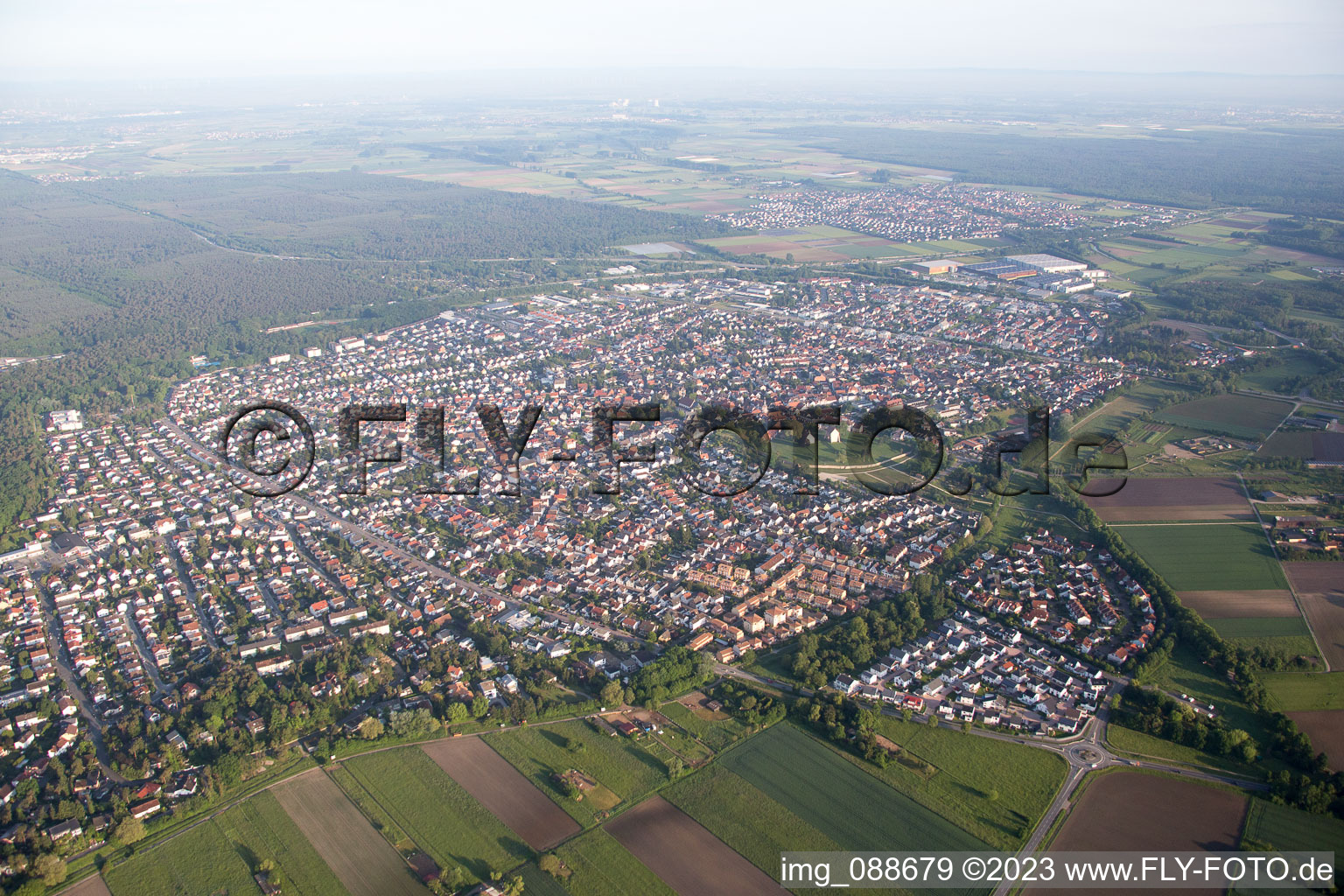 Lorsch im Bundesland Hessen, Deutschland aus der Drohnenperspektive