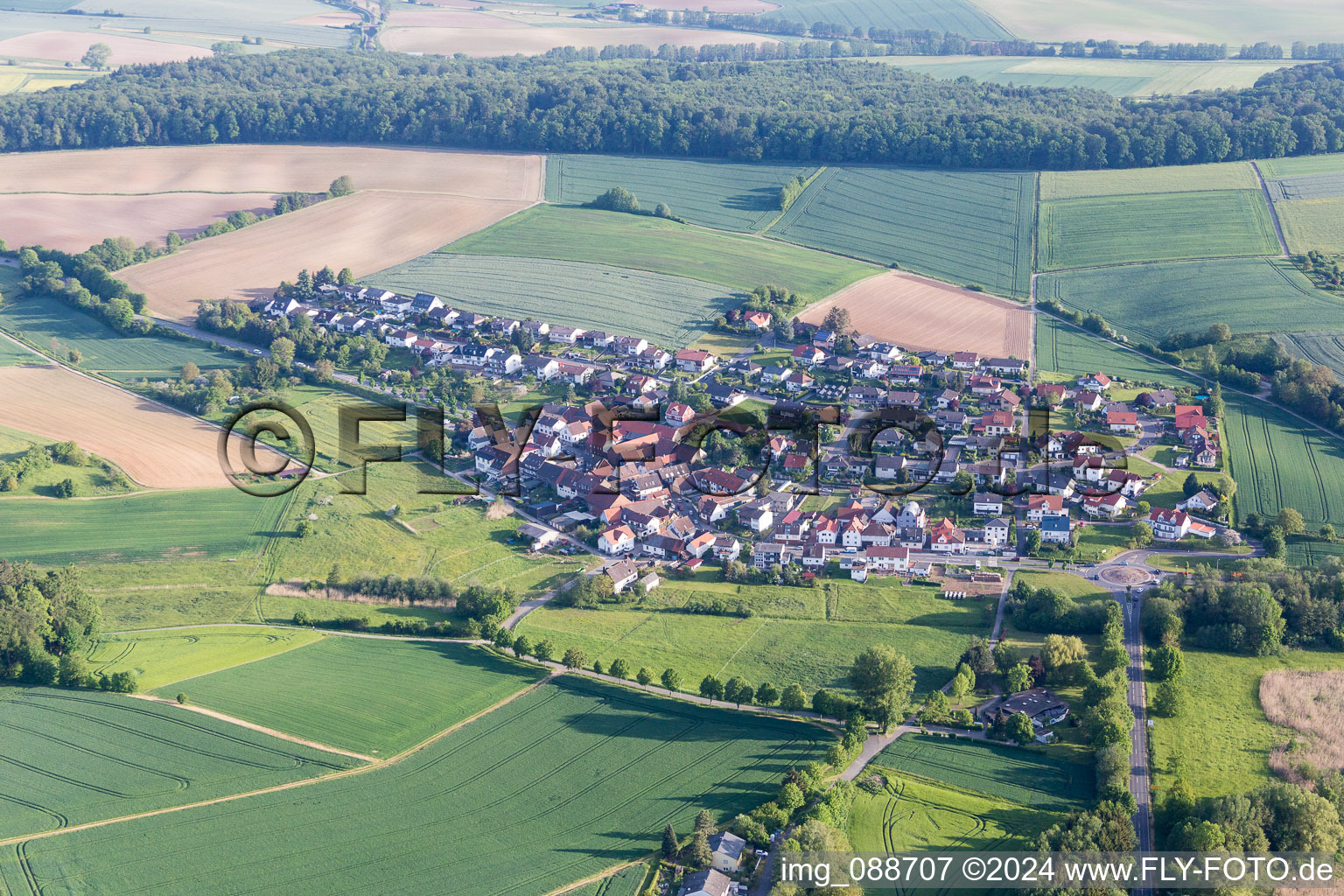 Dorf - Ansicht am Rande von landwirtschaftlichen Feldern und Nutzflächen im Ortsteil Hahn in Ober-Ramstadt im Bundesland Hessen, Deutschland