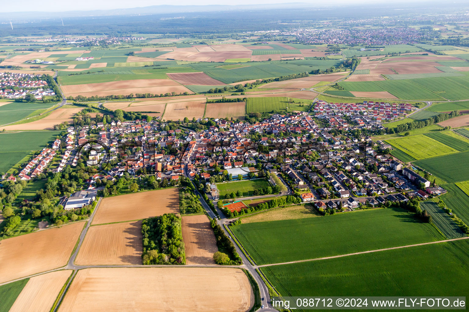Dorf - Ansicht am Rande von landwirtschaftlichen Feldern und Nutzflächen im Ortsteil Spachbrücken in Reinheim im Bundesland Hessen, Deutschland