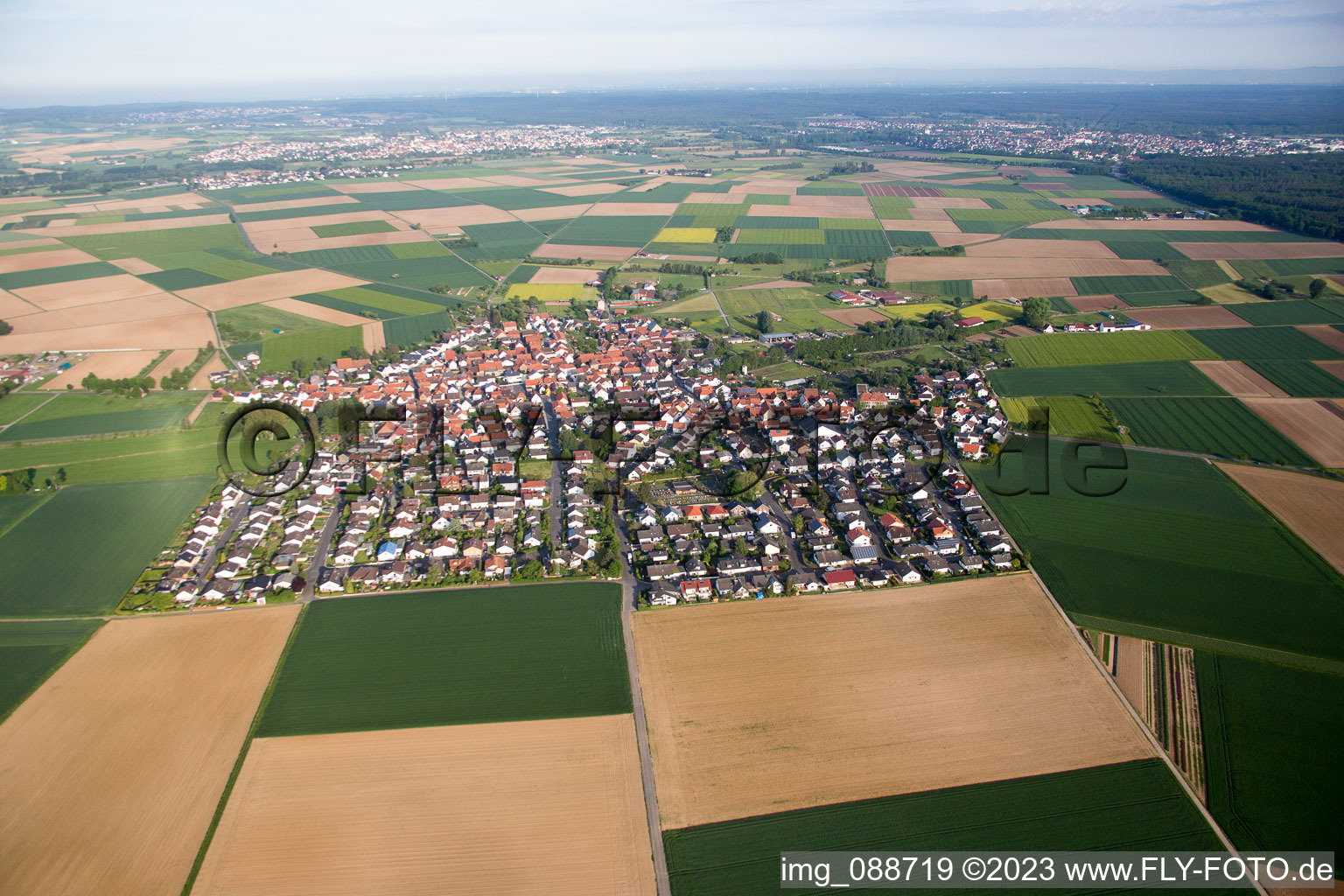 Dorf - Ansicht am Rande von landwirtschaftlichen Feldern und Nutzflächen in Groß-Umstadt im Bundesland Hessen, Deutschland
