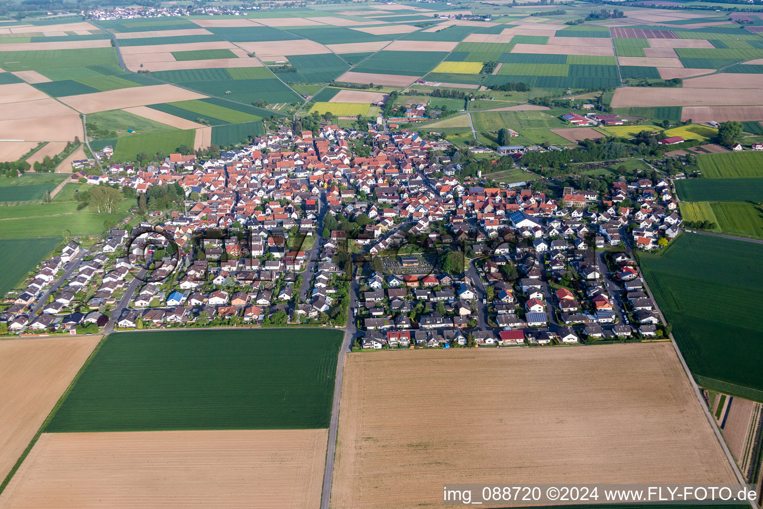 Luftbild von Dorf - Ansicht am Rande von landwirtschaftlichen Feldern und Nutzflächen in Groß-Umstadt im Bundesland Hessen, Deutschland