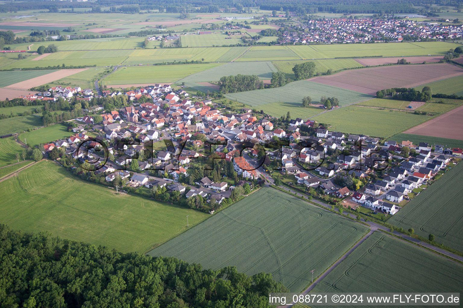 Dorf - Ansicht am Rande von landwirtschaftlichen Feldern und Nutzflächen im Ortsteil Harpertshausen in Babenhausen im Bundesland Hessen, Deutschland