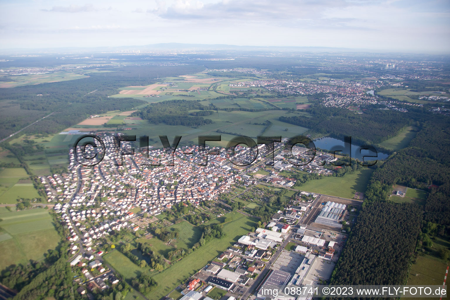 Schrägluftbild von Mainhausen im Bundesland Hessen, Deutschland