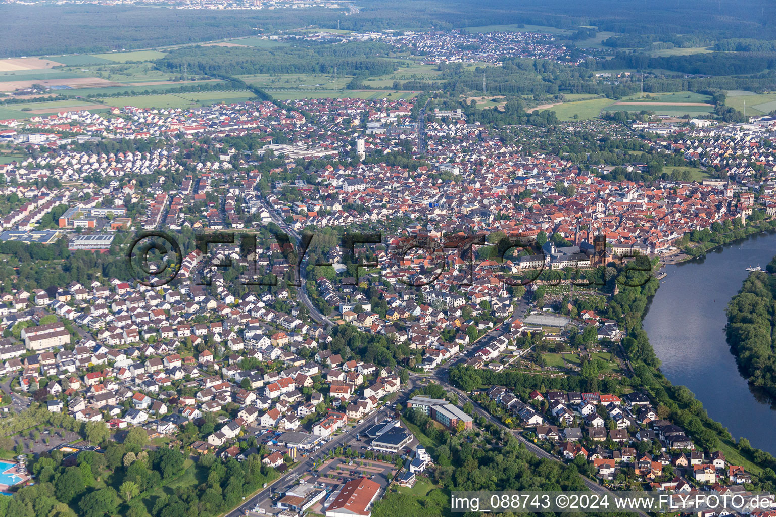 Ortschaft an den Fluss- Uferbereichen des Main in Seligenstadt im Bundesland Hessen, Deutschland
