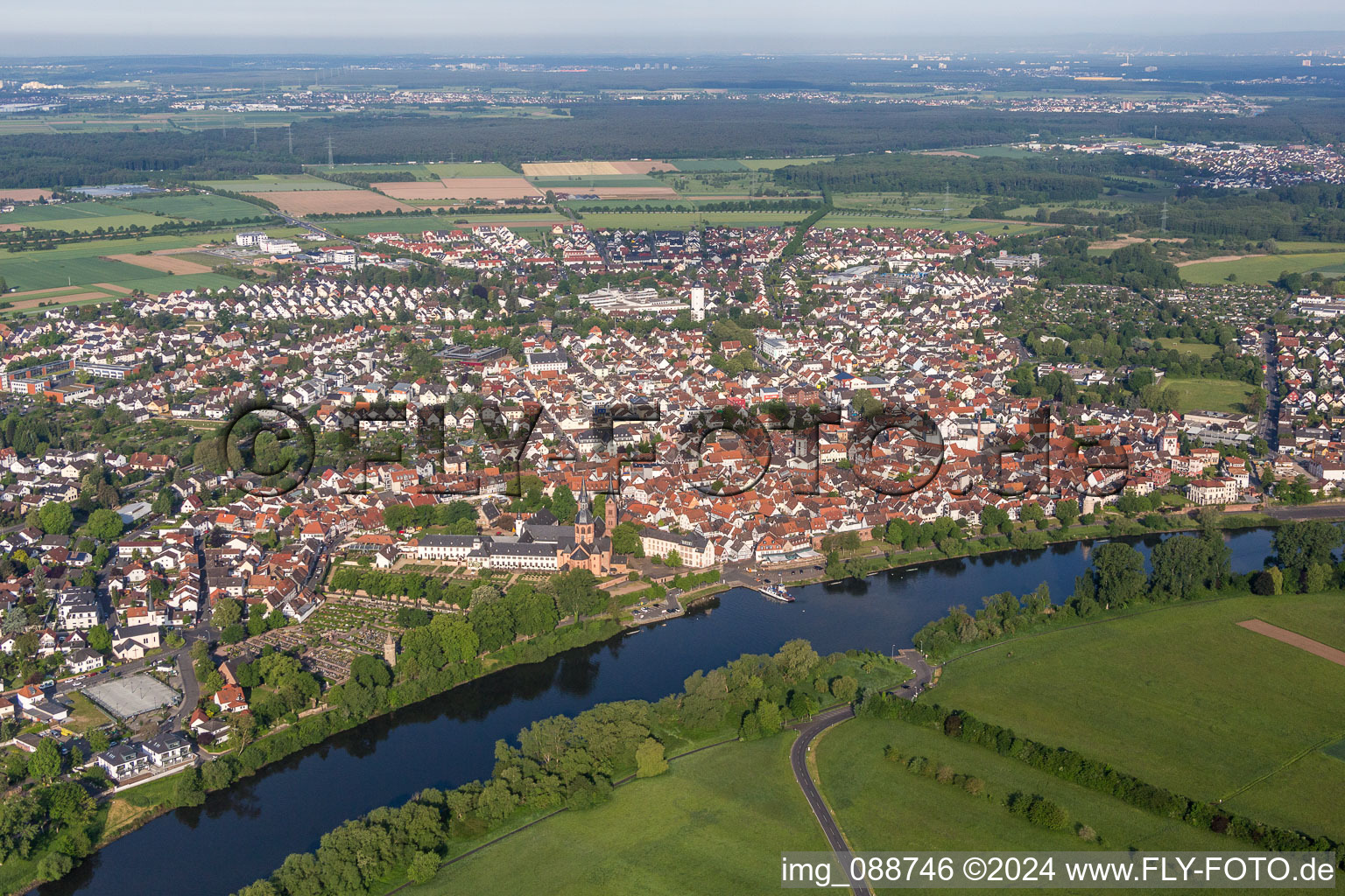 Luftbild von Ortschaft an den Fluss- Uferbereichen des Main in Seligenstadt im Bundesland Hessen, Deutschland