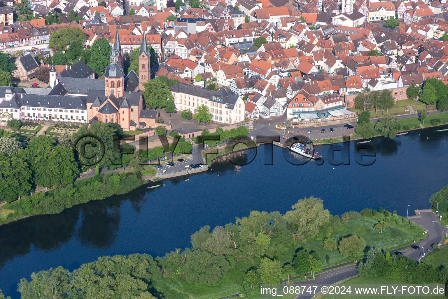 Fahrt der Mainfähre "Stadt Seligenstadt" über den Main in Seligenstadt im Bundesland Hessen, Deutschland