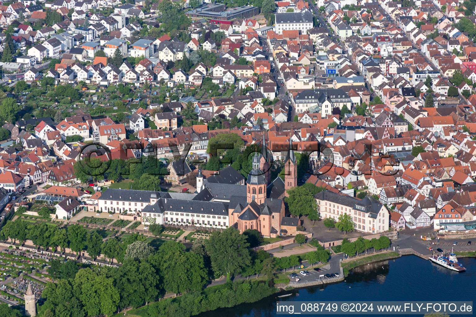 Kirchengebäude der Einhardbasilika in Seligenstadt im Bundesland Hessen, Deutschland