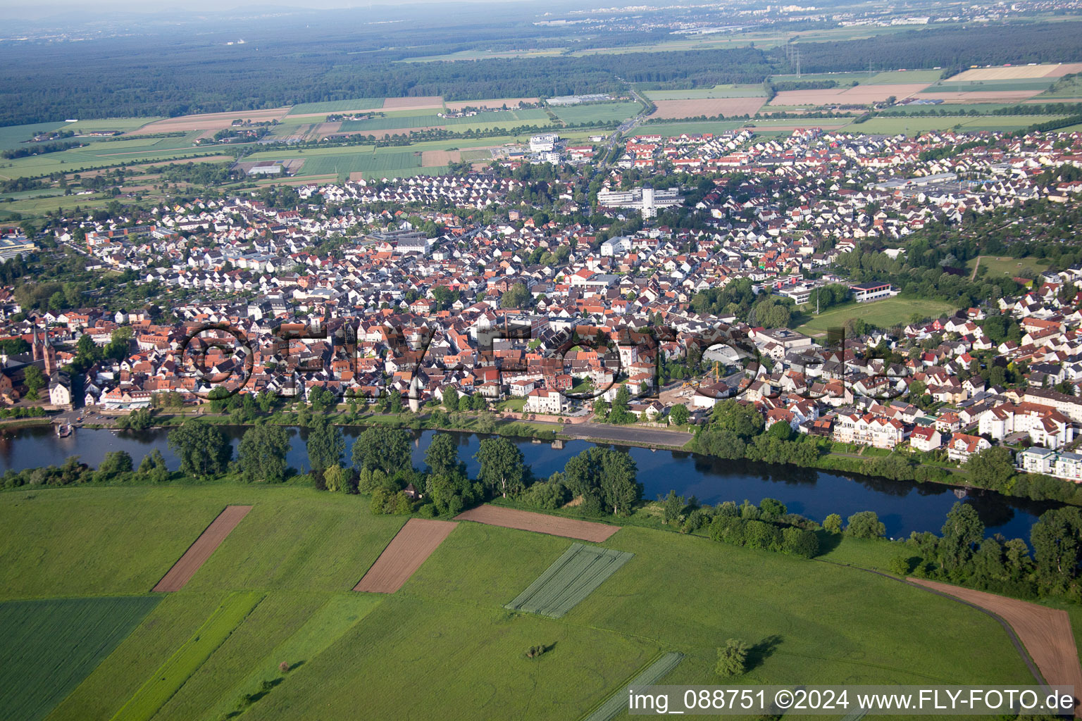 Schrägluftbild von Seligenstadt im Bundesland Hessen, Deutschland