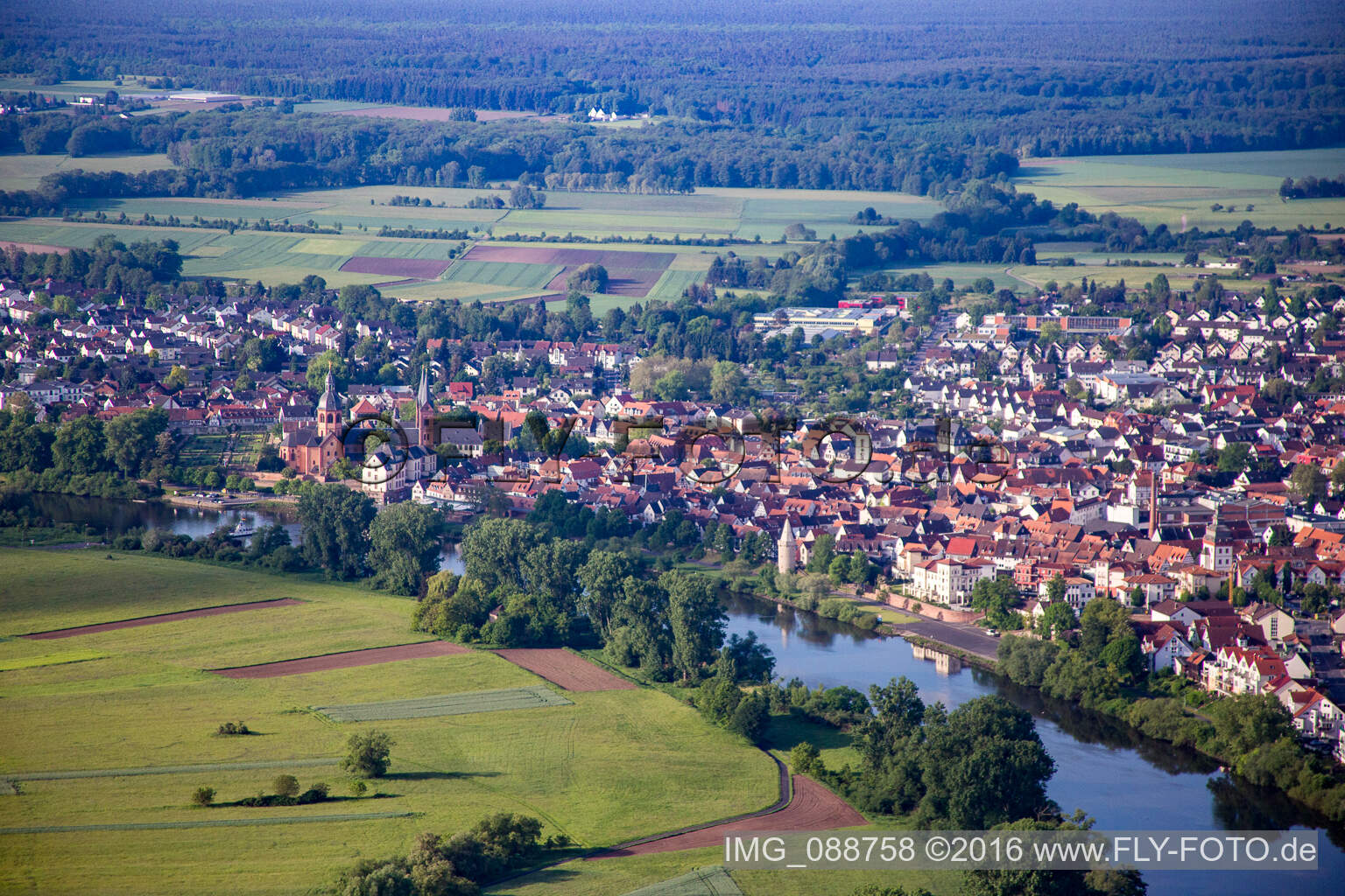 Luftaufnahme von Ortschaft an den Fluss- Uferbereichen des Main in Seligenstadt im Bundesland Hessen, Deutschland
