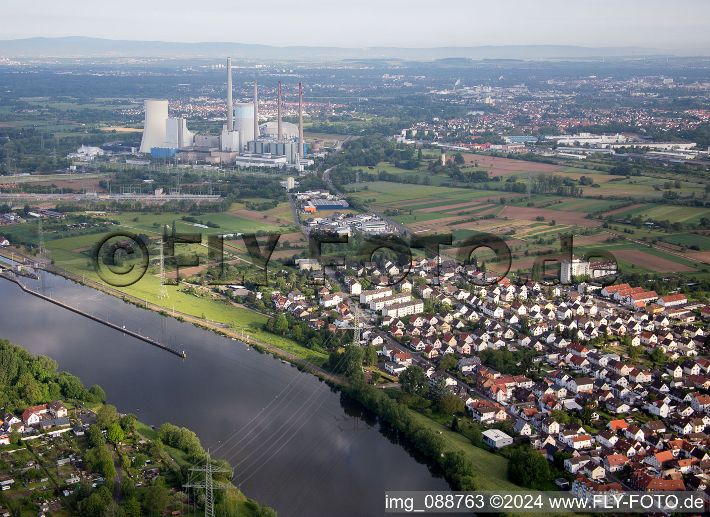 Reaktorblöcke, Kühlturmbauwerke und Anlagen des Kohle- und Gaskraftwerks Kraftwerk Staudinger in Großkrotzenburg im Bundesland Hessen, Deutschland