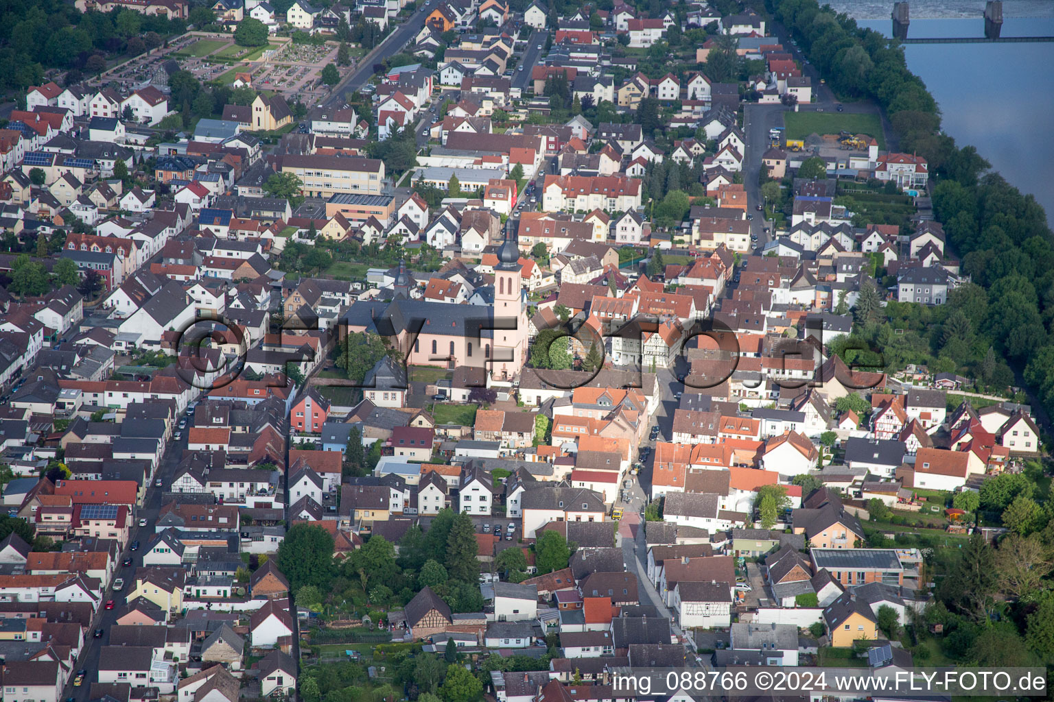 Ortschaft an den Fluss- Uferbereichen des Main in Klein-Krotzenburg in Großkrotzenburg im Bundesland Hessen, Deutschland