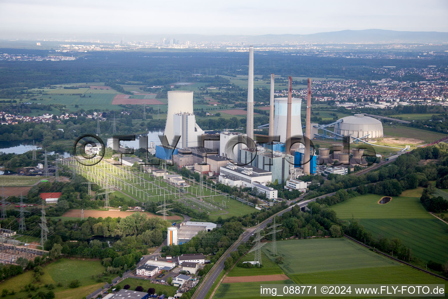 Luftbild von Reaktorblöcke, Kühlturmbauwerke und Anlagen des Kohle- und Gaskraftwerks Kraftwerk Staudinger in Großkrotzenburg im Bundesland Hessen, Deutschland