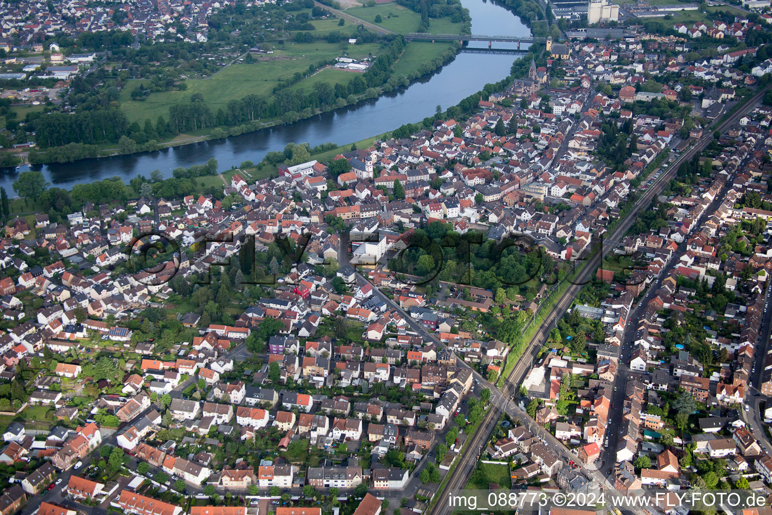 Ortskern am Uferbereich des Main - Flußverlaufes in Großauheim in Hanau im Bundesland Hessen, Deutschland