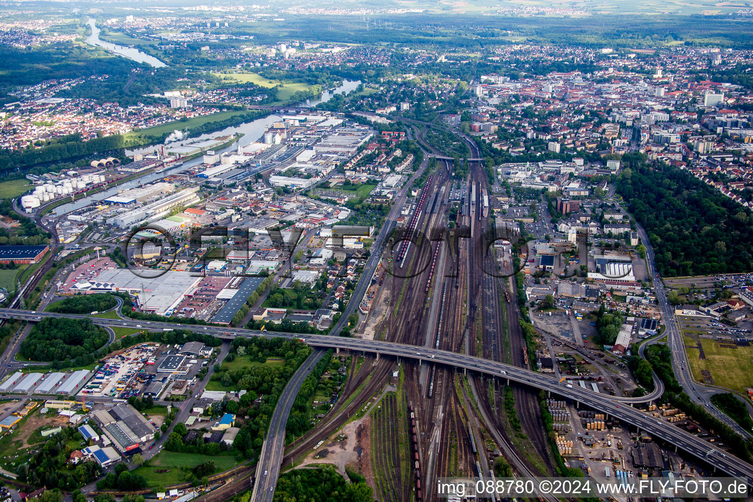 Gleisverlauf und Gebäude des Hauptbahnhofes der DB in Hanau im Bundesland Hessen, Deutschland