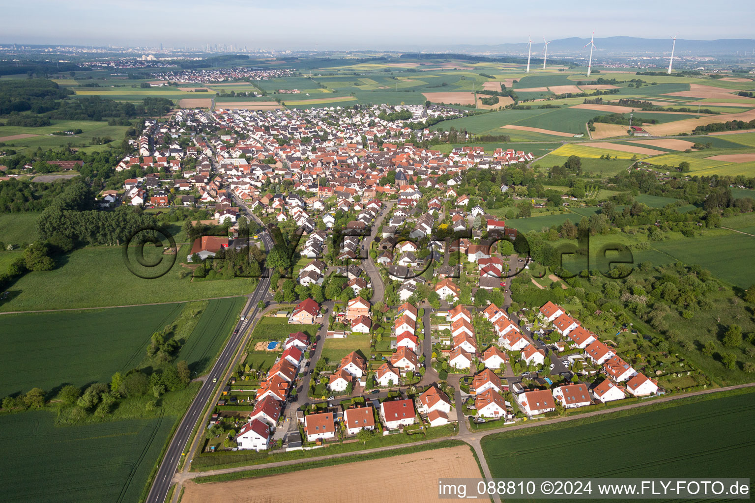 Ortsansicht der Straßen und Häuser der Wohngebiete im Ortsteil Mittelbuchen in Hanau im Bundesland Hessen, Deutschland