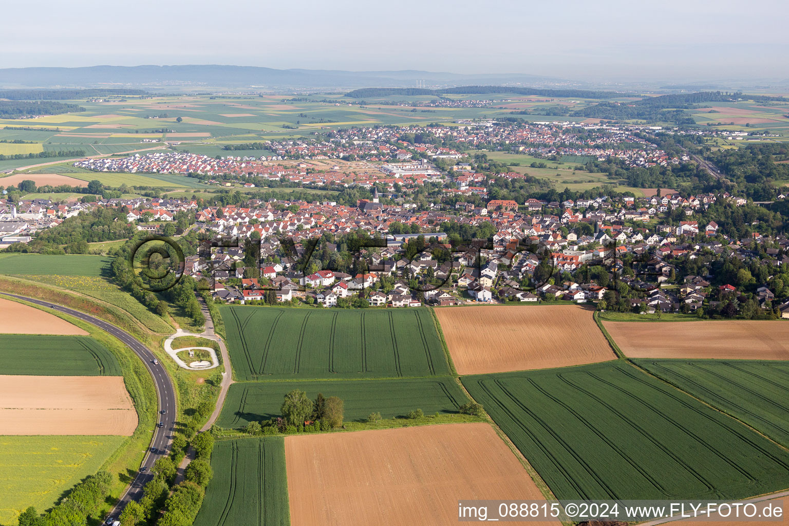 Ortsansicht der Straßen und Häuser der Wohngebiete im Ortsteil Windecken in Nidderau im Bundesland Hessen, Deutschland