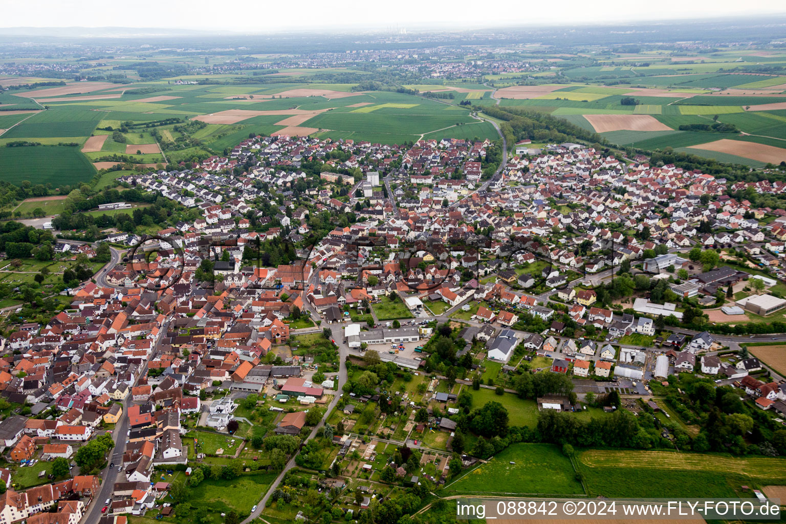 Ortsansicht der Straßen und Häuser der Wohngebiete im Ortsteil Ostheim in Nidderau im Bundesland Hessen, Deutschland