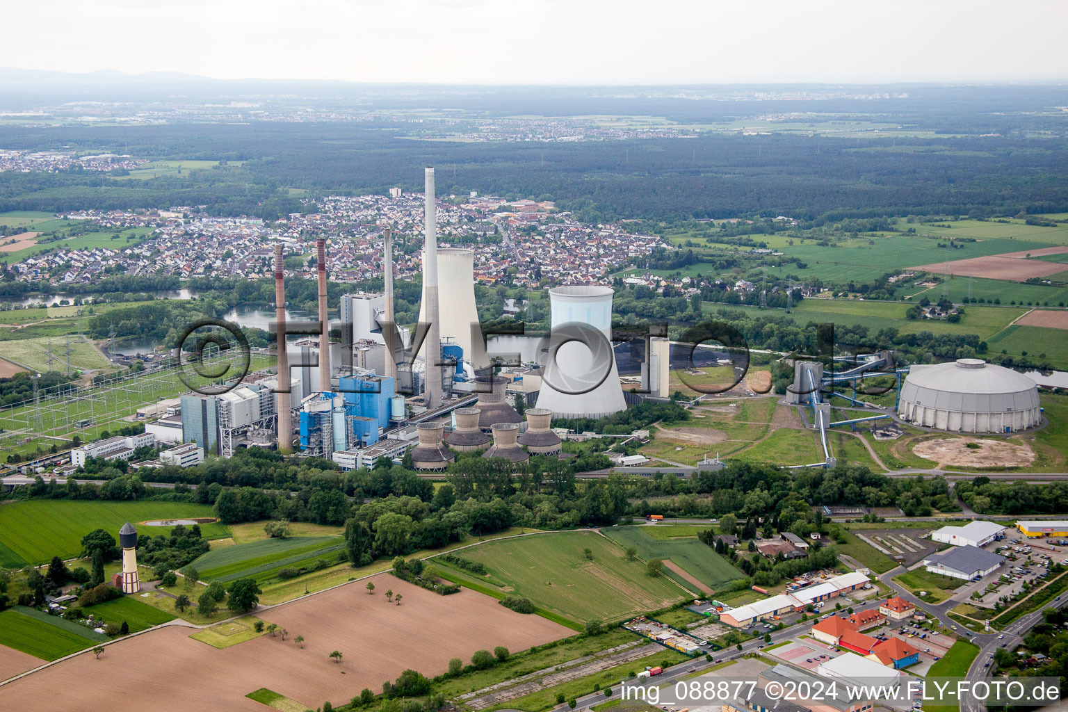Kraftwerksanlagen und Abgas- Türme des Heizkraftwerkes Kraftwerk Staudinger in Großkrotzenburg im Bundesland Hessen, Deutschland