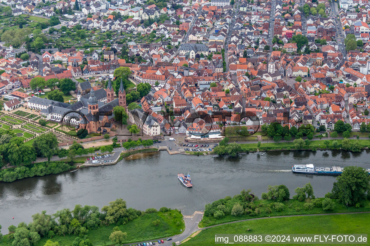 Luftbild von Fahrt der Mainfähre "Stadt Seligenstadt" über den Main in Seligenstadt im Bundesland Hessen, Deutschland