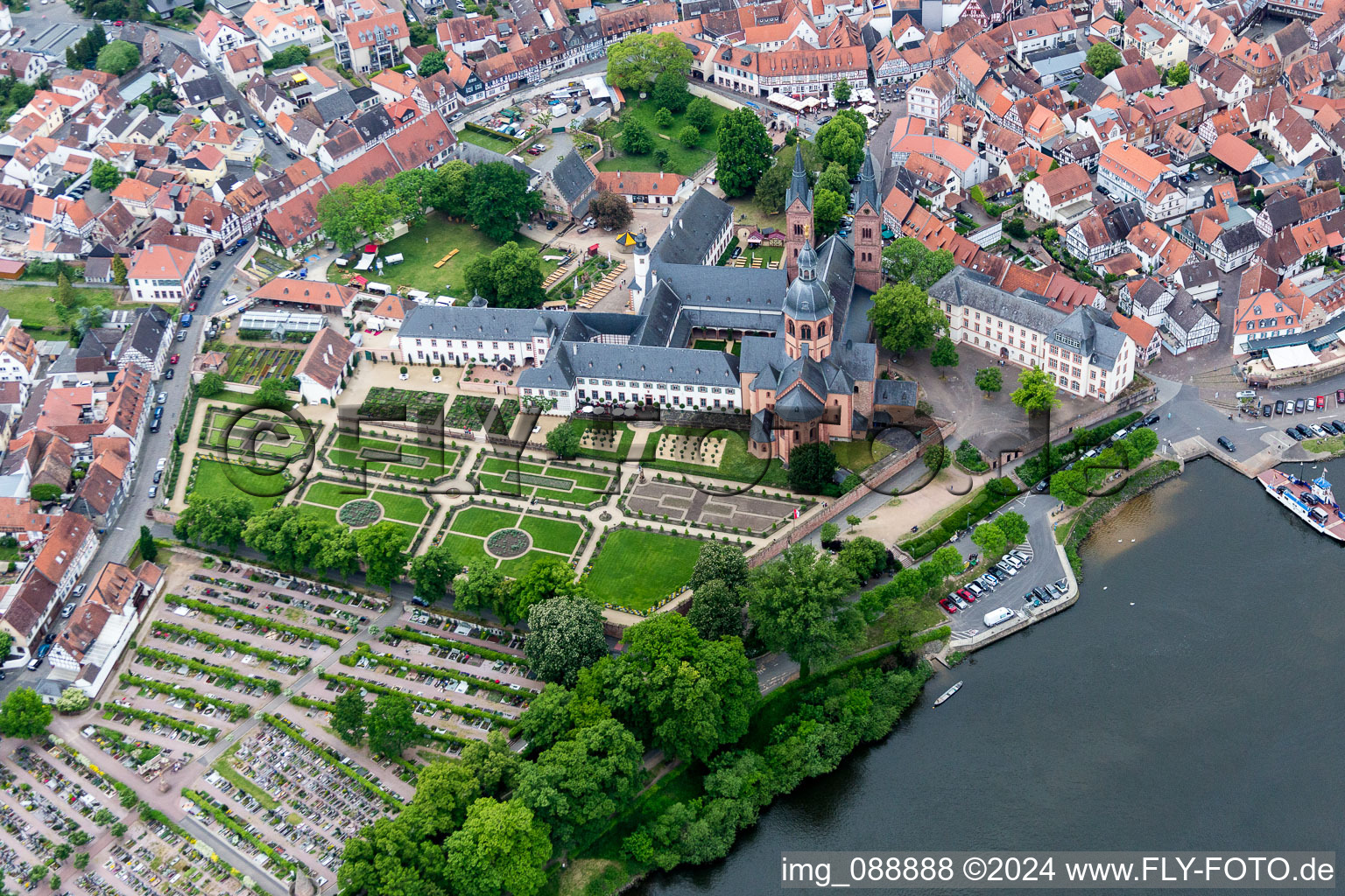 Luftbild von Kirchengebäude der Einhardbasilika in Seligenstadt im Bundesland Hessen, Deutschland