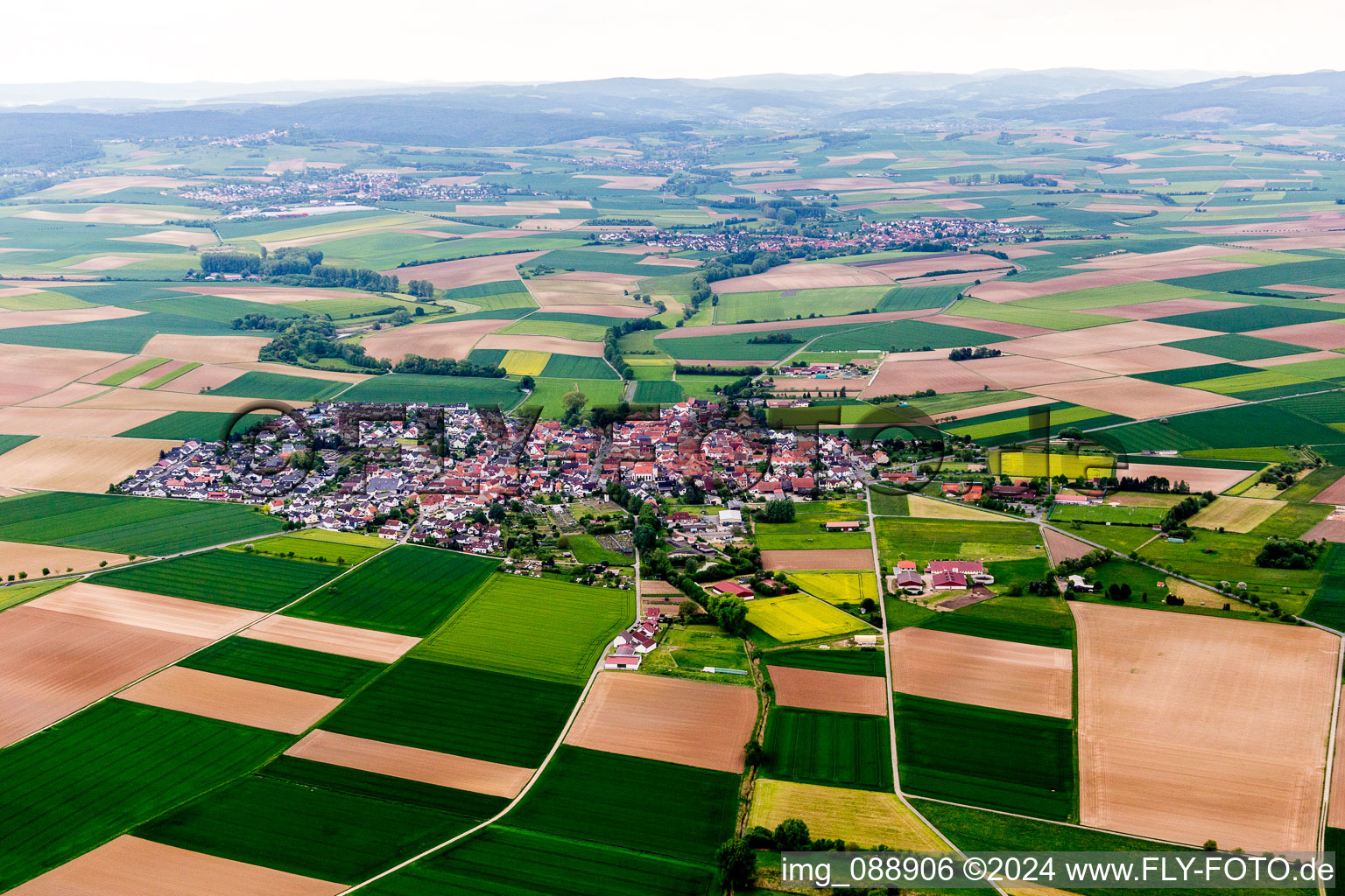 Luftaufnahme von Dorf - Ansicht am Rande von landwirtschaftlichen Feldern und Nutzflächen in Groß-Umstadt im Bundesland Hessen, Deutschland