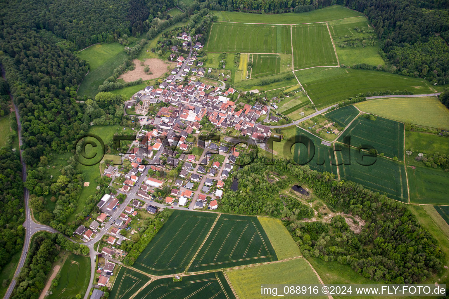 Luftbild von Dorf - Ansicht am Rande von landwirtschaftlichen Feldern und Nutzflächen im Ortsteil Hahn in Ober-Ramstadt im Bundesland Hessen, Deutschland