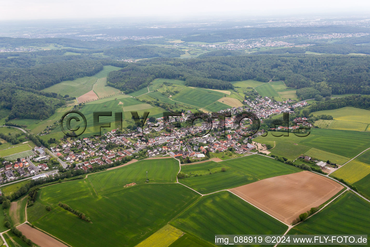 Luftaufnahme von Dorf - Ansicht am Rande von landwirtschaftlichen Feldern und Nutzflächen im Ortsteil Modau in Ober-Ramstadt im Bundesland Hessen, Deutschland