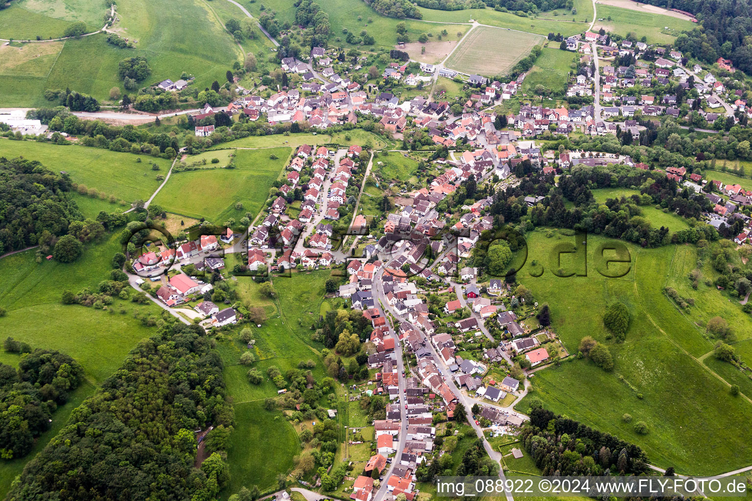 Dorf - Ansicht am Rande von landwirtschaftlichen Feldern und Nutzflächen im Ortsteil Ober-Beerbach in Seeheim-Jugenheim im Bundesland Hessen, Deutschland